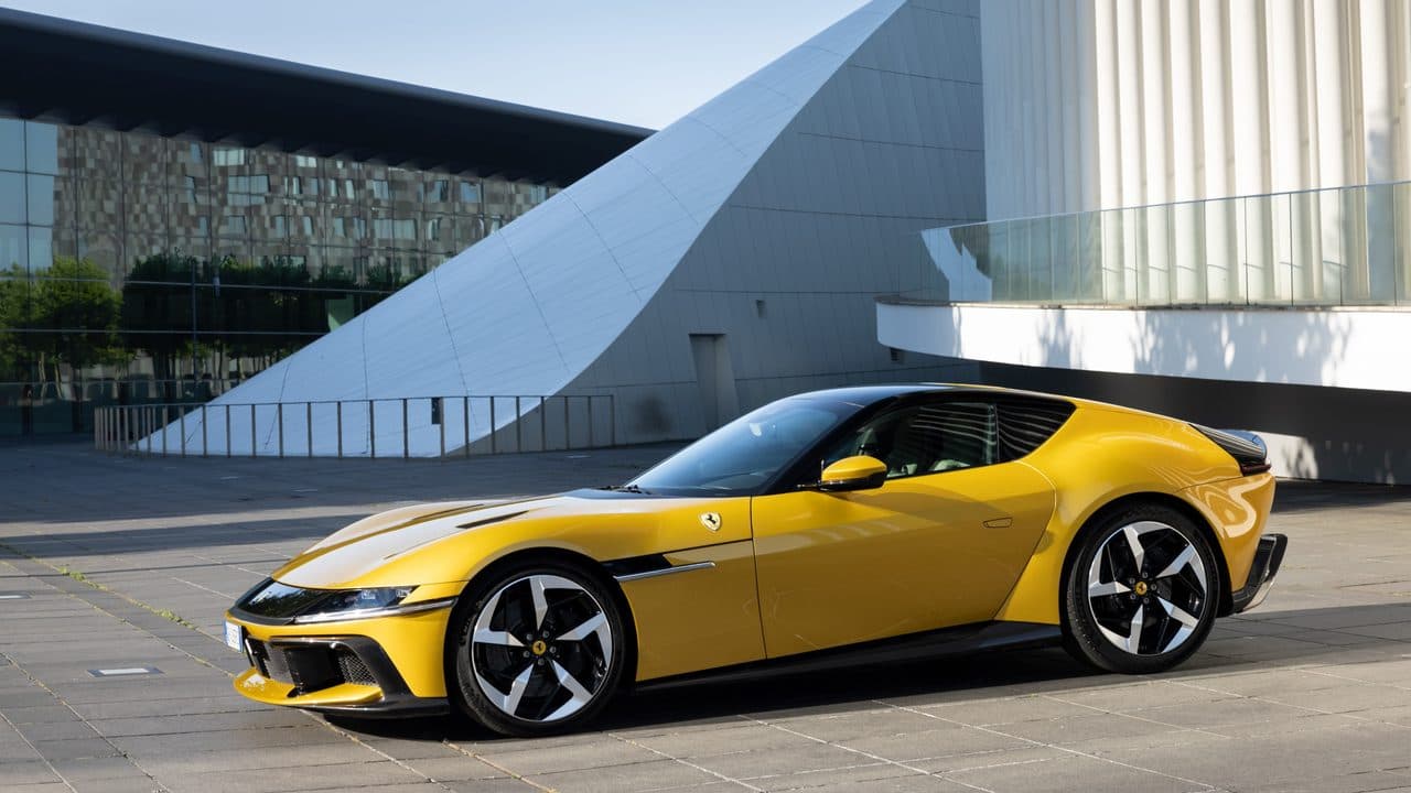 Ferrari 12Cilindri Manuale: 830 CV, a gated shifter, and a clutch pedal that does not exist