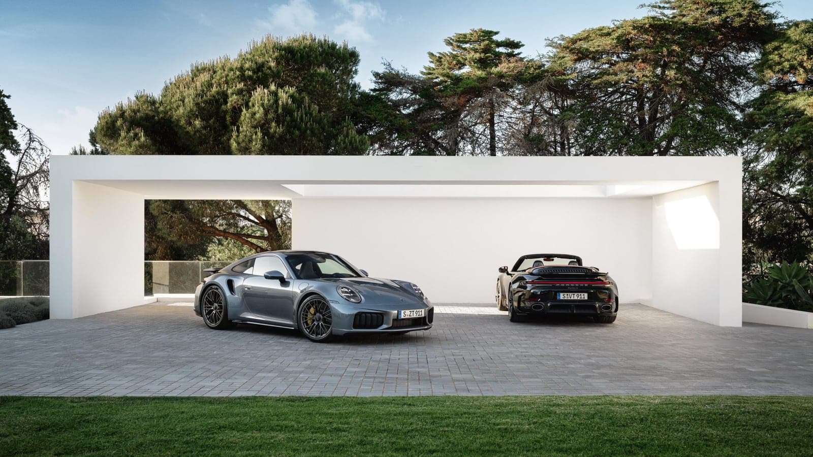 Coupé and Cabriolet: the new Turbo S launches in both body styles, each with the full T-Hybrid drivetrain.